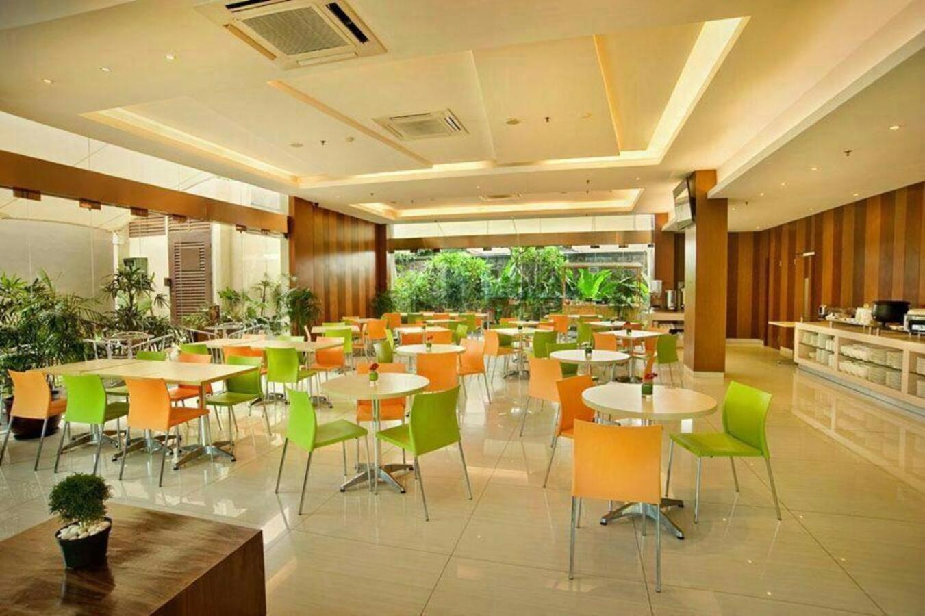 V Hotel Tebet Jakarta Exterior foto