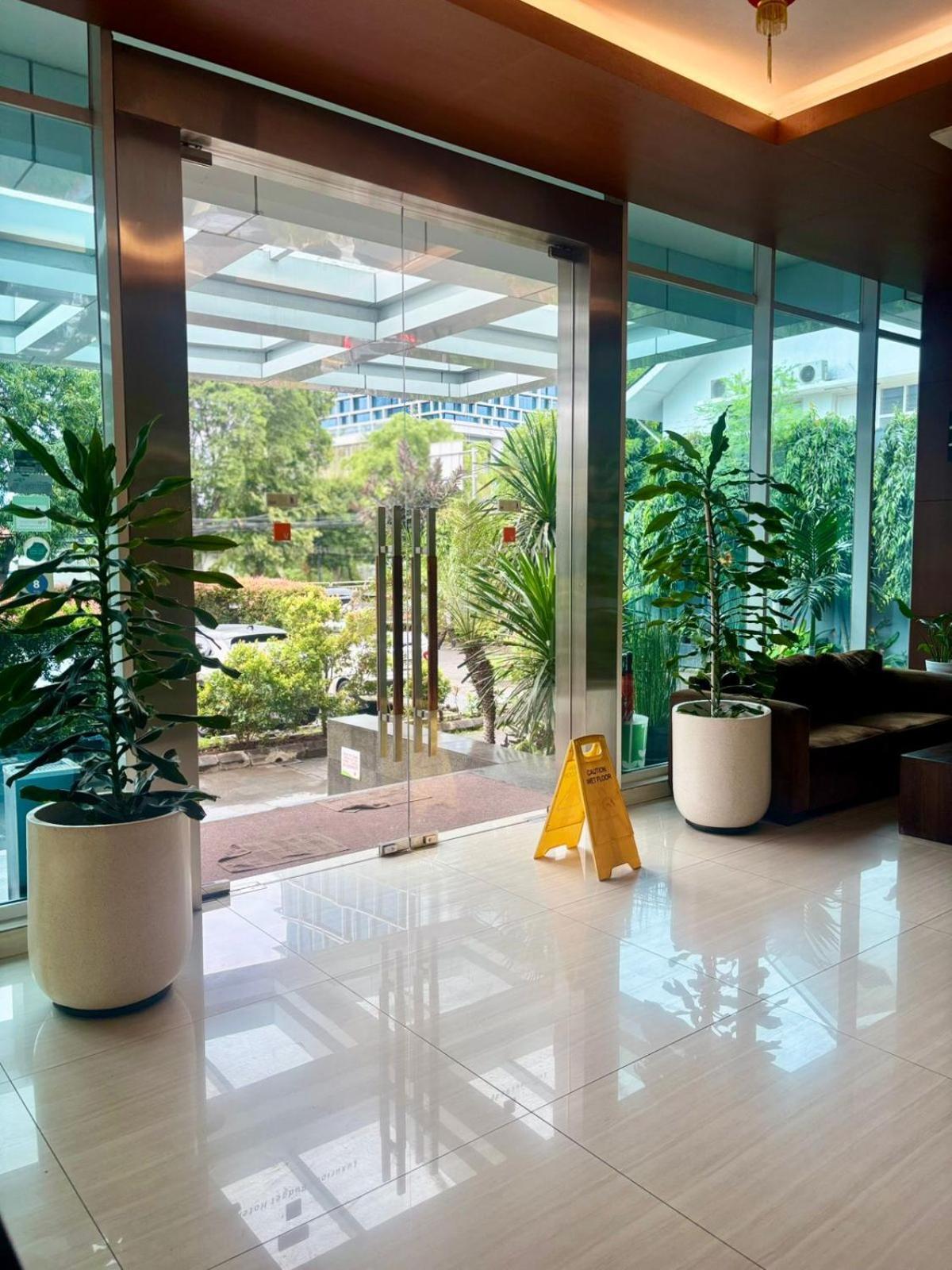 V Hotel Tebet Jakarta Exterior foto